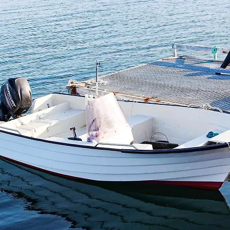 8 Person In Nyaraló *