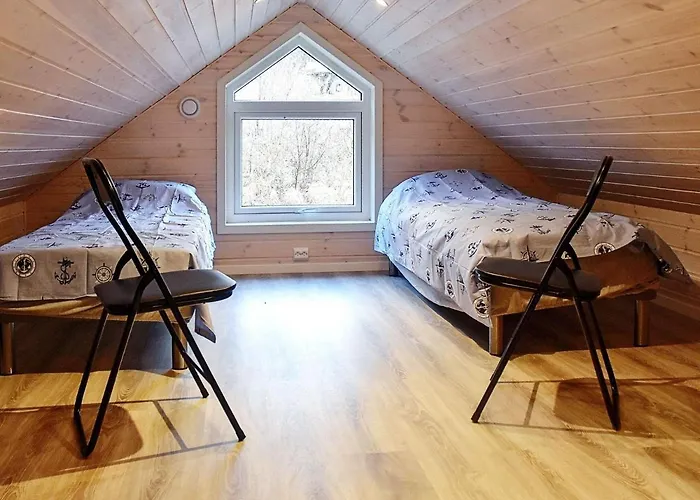 8 Person In Feriehus Vatne